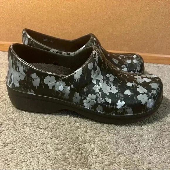 Crocs Women Size 8 Black Floral Neria Pro II Graphic Clog Comfort Footwear - Picture 4 of 9